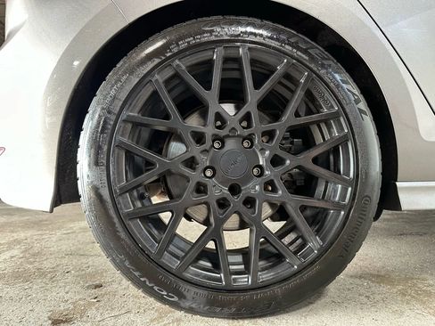 Used 2016 Volkswagen Golf R 4-Door image 15