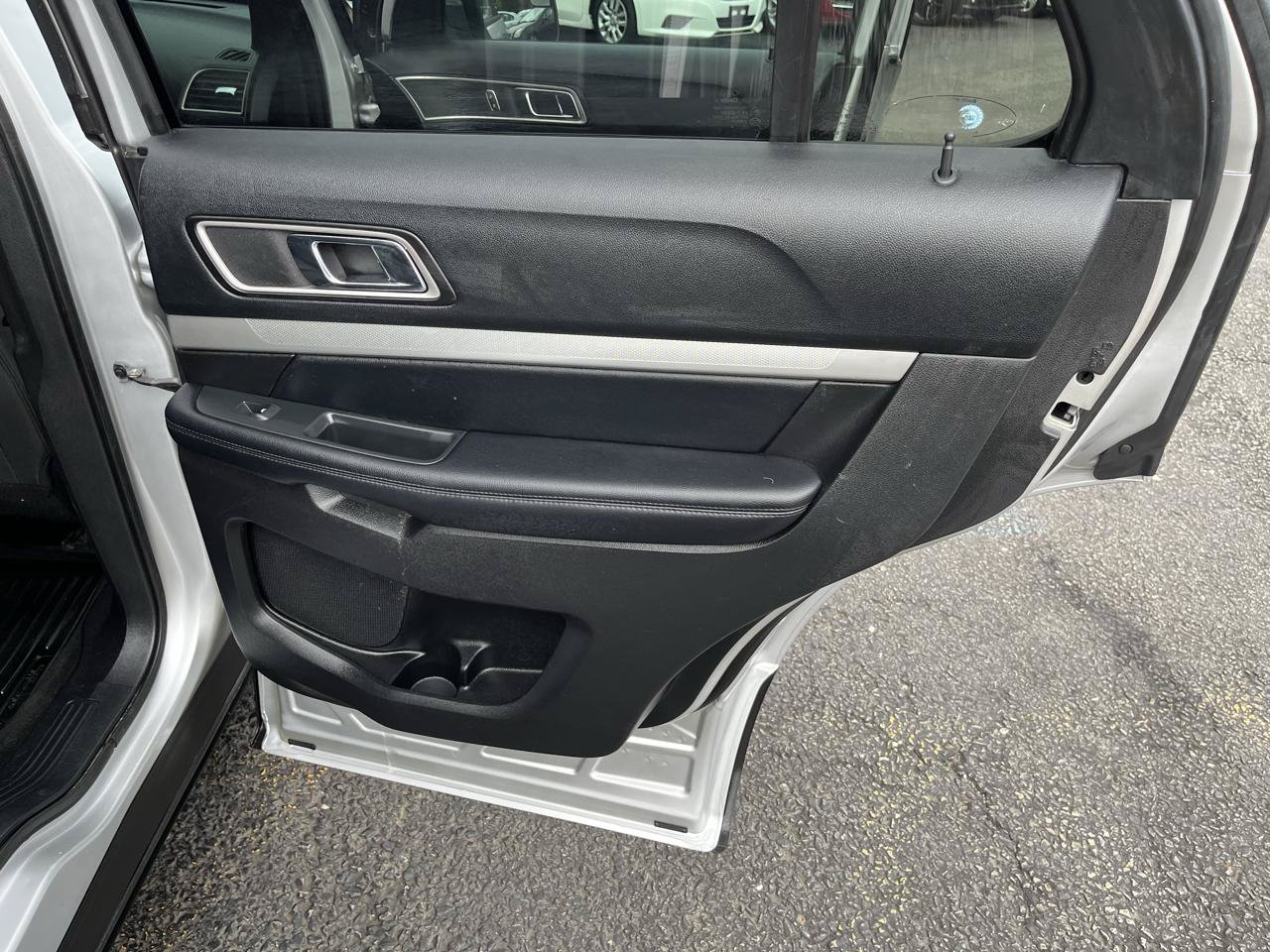 Used 2017 Ford Explorer XLT w/ Equipment Group 201A AWD/4WD image 31