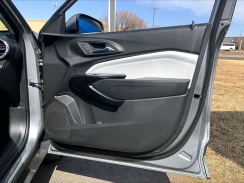 Used 2025 Chevrolet Trax LT w/ LT Convenience Package image 22