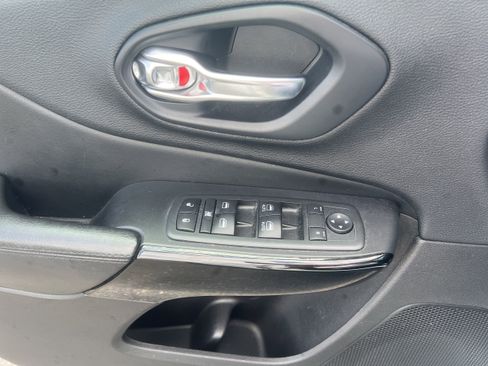 Used 2020 Jeep Cherokee Latitude Plus image 20