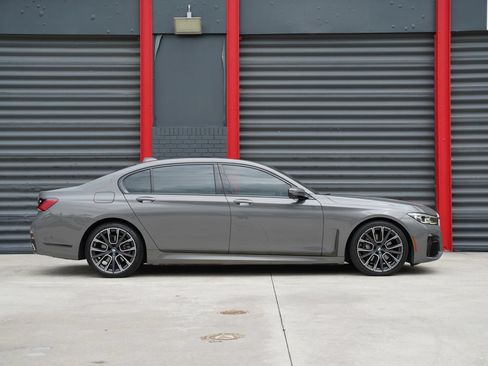 Used 2022 BMW 740i w/ M Sport Package RWD image 5