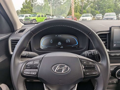 Used 2025 Hyundai Venue SEL FWD image 30