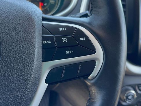 Used 2018 Jeep Cherokee Latitude Plus w/ Cold Weather Group AWD/4WD image 18