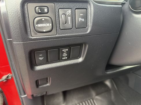 Used 2018 Toyota 4Runner SR5 AWD/4WD image 17