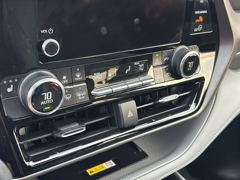 Used 2023 Toyota Highlander XLE AWD/4WD image 23