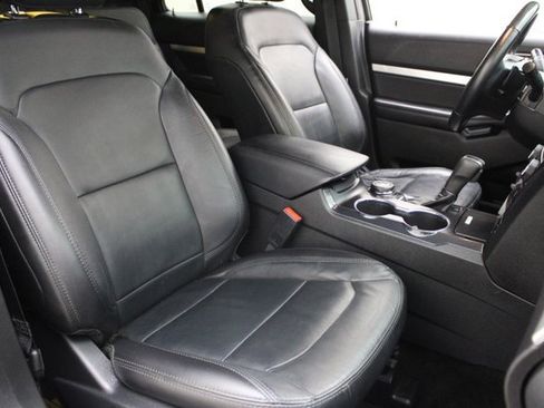 Certified 2017 Ford Explorer XLT w/ Equipment Group 202A AWD/4WD image 4