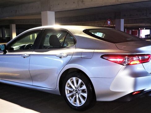 Used 2018 Toyota Camry LE FWD image 3