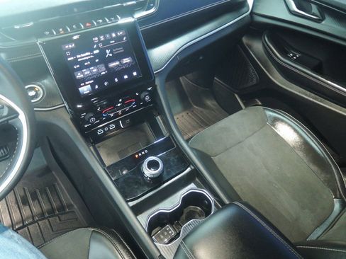 Used 2024 Jeep Grand Cherokee L Laredo image 16