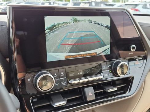 Certified 2025 Toyota Highlander XLE AWD/4WD image 14