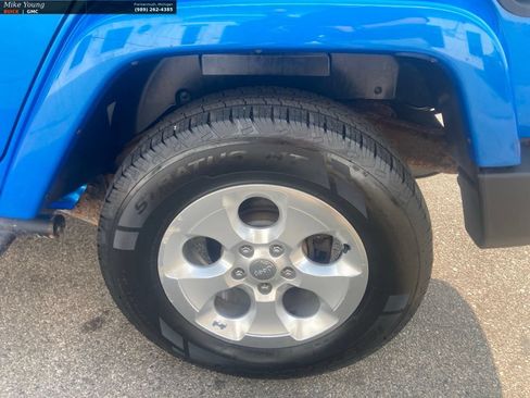 Used 2014 Jeep Wrangler Unlimited Sahara w/ Connectivity Group AWD/4WD image 9