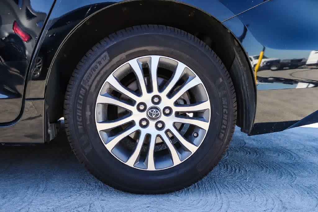 Used 2019 Toyota Sienna XLE w/ XLE Navigation Package FWD image 10