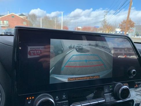 Used 2023 Toyota Highlander XLE image 19