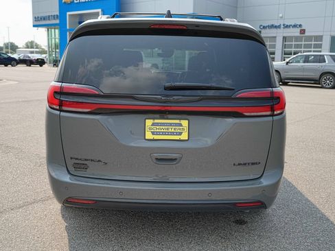 Used 2025 Chrysler Pacifica Limited FWD image 7