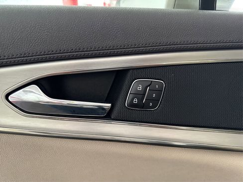 Used 2019 Lincoln Nautilus Premier AWD/4WD image 19