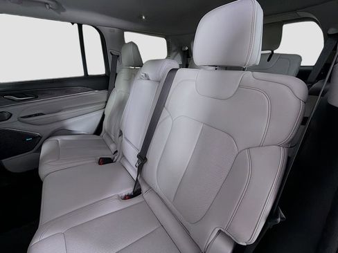 Used 2022 Jeep Grand Cherokee L Overland w/ Luxury Tech Group IV AWD/4WD image 26