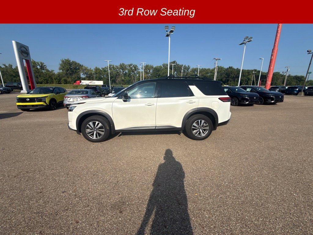 Used 2023 Nissan Pathfinder SL w/ Black Appearance Package AWD/4WD image 5