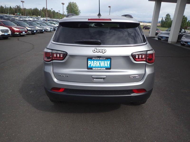 Used 2018 Jeep Compass Latitude w/ Popular Equipment Group AWD/4WD image 4