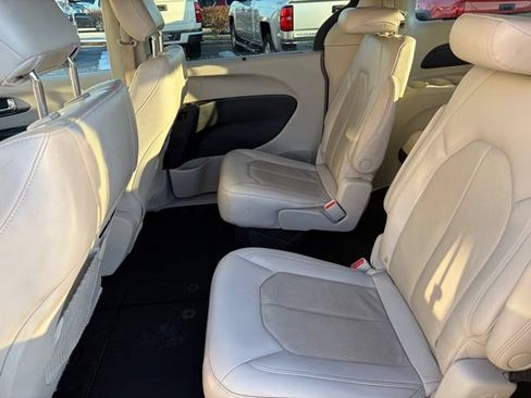 Used 2021 Chrysler Pacifica Touring-L FWD image 20