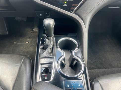 Used 2018 Toyota Camry XLE image 19