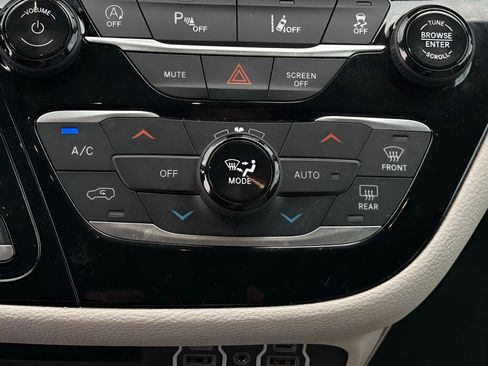 Used 2021 Chrysler Pacifica Touring-L FWD image 30