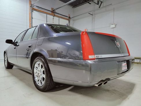 Used 2009 Cadillac DTS w/ Trunk Convenience Package FWD image 24