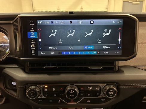 Used 2025 Jeep Wrangler Unlimited Sahara AWD/4WD image 24