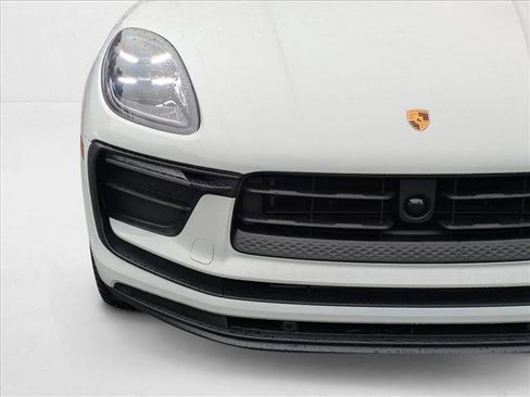 Certified 2025 Porsche Macan image 12