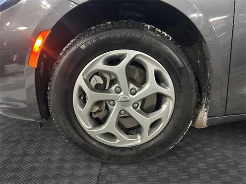Used 2023 Chrysler Pacifica Limited image 14