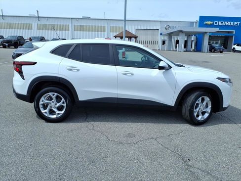 New 2026 Chevrolet Trax LS w/ LS Convenience Package FWD image 3