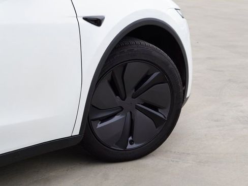 Used 2026 Tesla Model Y 2WD image 8