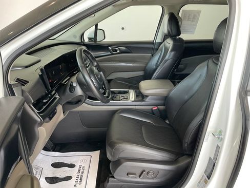 Used 2026 Kia Carnival FWD image 10
