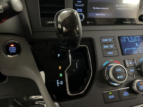 Used 2019 Toyota Sienna XLE image 21