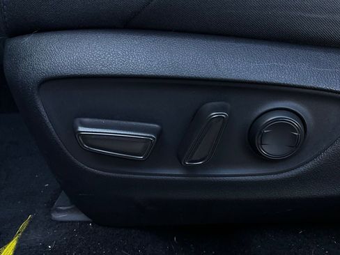 Used 2022 Toyota RAV4 SE w/ Convenience Package image 11