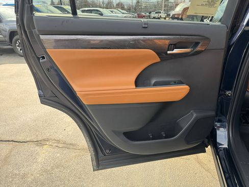 New 2026 Toyota Highlander Platinum AWD/4WD image 24