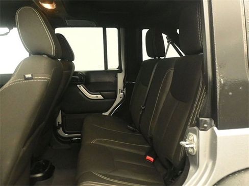 Used 2017 Jeep Wrangler Unlimited Rubicon w/ Connectivity Group image 10