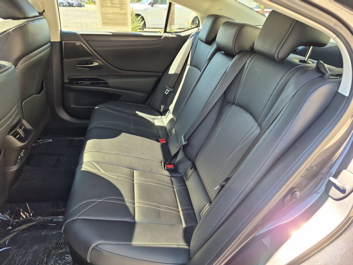Used 2024 Lexus ES 300h w/ Accessory Package (Z1) FWD image 31