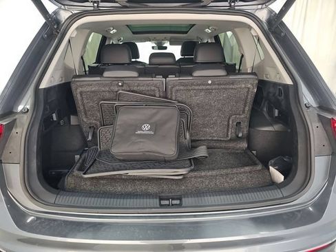 Used 2023 Volkswagen Tiguan SE w/ Panoramic Sunroof Package FWD image 11