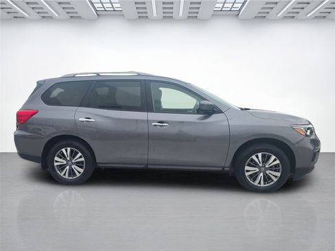 Used 2020 Nissan Pathfinder SV image 2