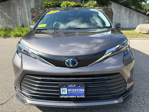 Used 2024 Toyota Sienna LE w/ LE Plus Package FWD image 10