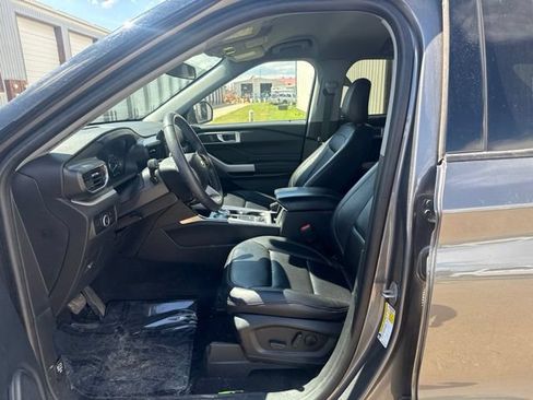 Used 2023 Ford Explorer XLT w/ Equipment Group 202A AWD/4WD image 3