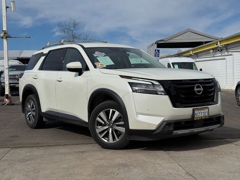 Used 2023 Nissan Pathfinder SL w/ Black Appearance Package FWD image 2