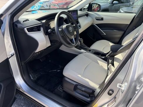 Used 2025 Toyota Corolla Cross LE FWD image 11