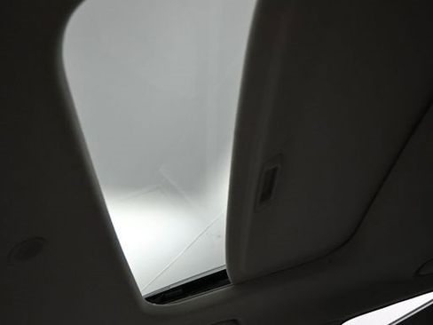 Certified 2021 Hyundai Venue SEL w/ Premium Package image 18