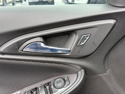 Used 2016 Chevrolet Malibu LT image 17