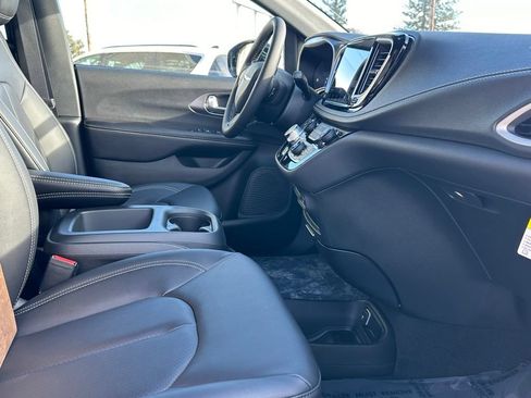 New 2026 Chrysler Pacifica Select w/ S Appearance Package AWD/4WD image 19