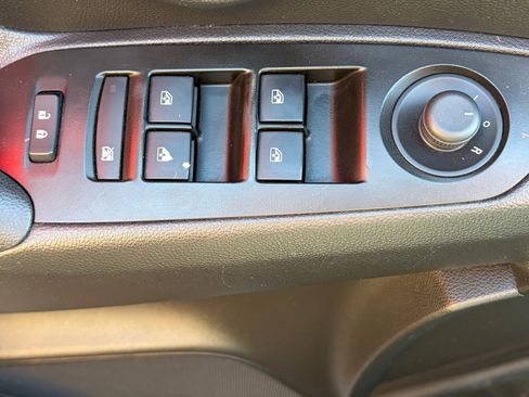 Used 2020 Chevrolet Trax LT w/ LT Convenience Package image 8