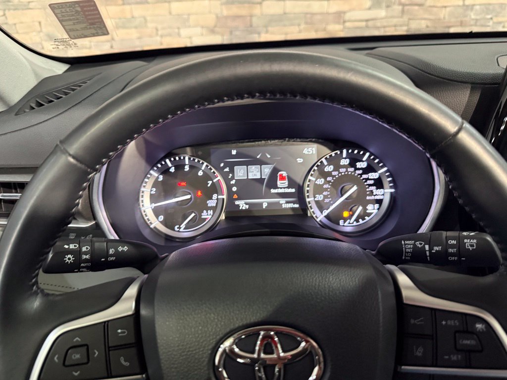 Used 2022 Toyota Highlander XLE AWD/4WD image 18