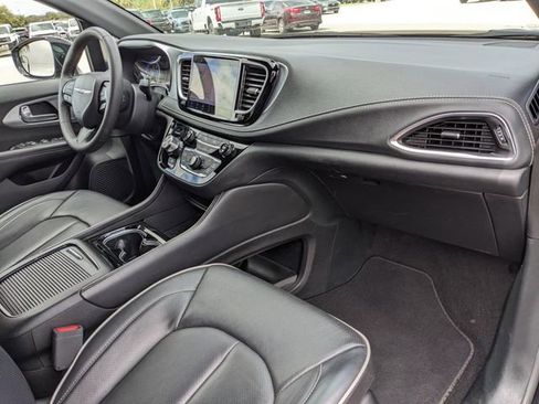 Used 2025 Chrysler Pacifica Limited image 14