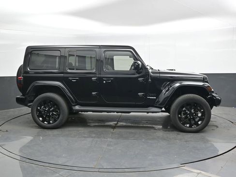 Used 2021 Jeep Wrangler Unlimited Sahara AWD/4WD image 3