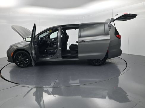 Used 2020 Chrysler Pacifica Touring w/ Advanced Safetytec Group FWD image 55